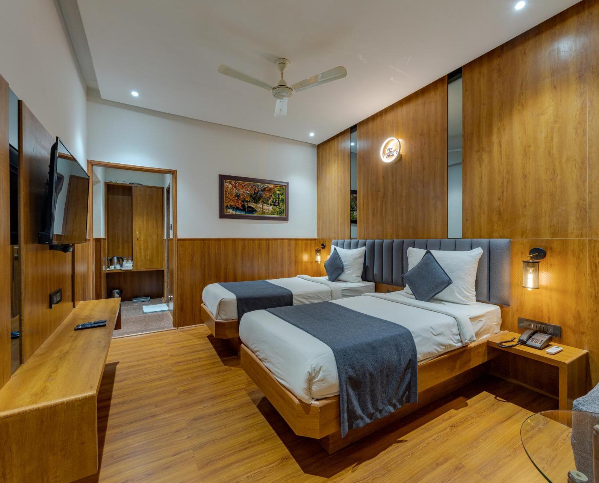 Hotel Surya Executive 3 Star Hotel Solapur Eksteriør billede
