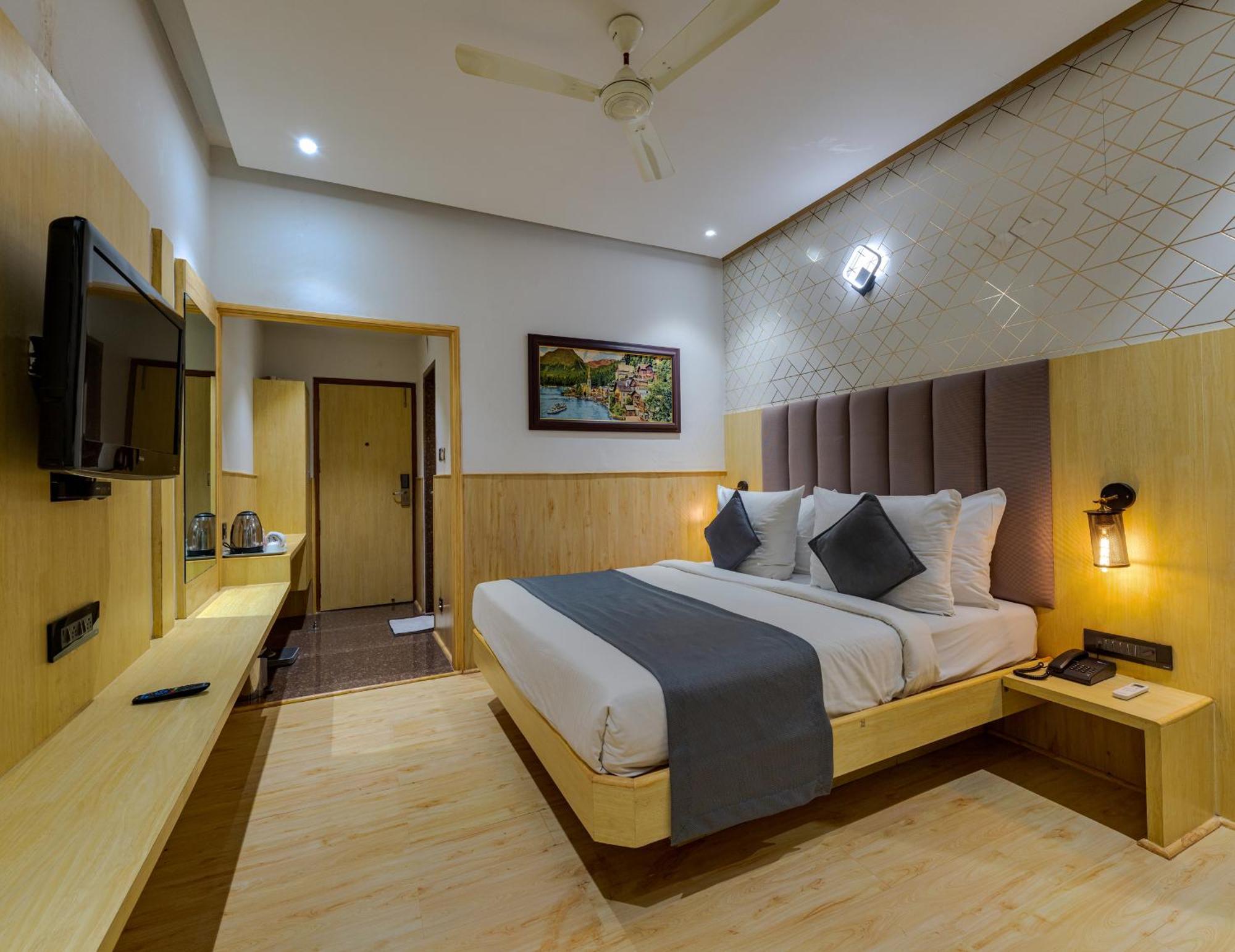 Hotel Surya Executive 3 Star Hotel Solapur Eksteriør billede