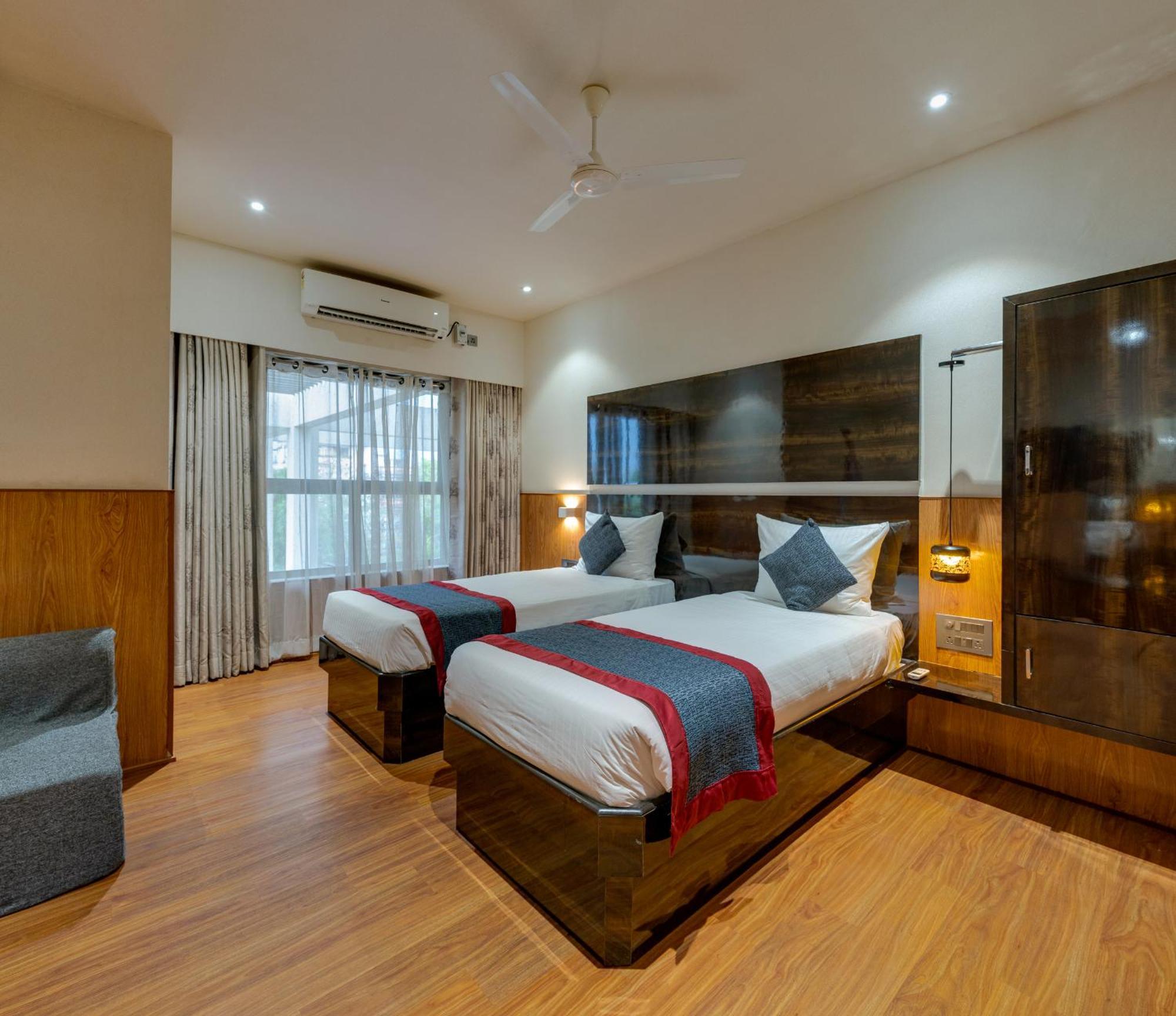 Hotel Surya Executive 3 Star Hotel Solapur Eksteriør billede