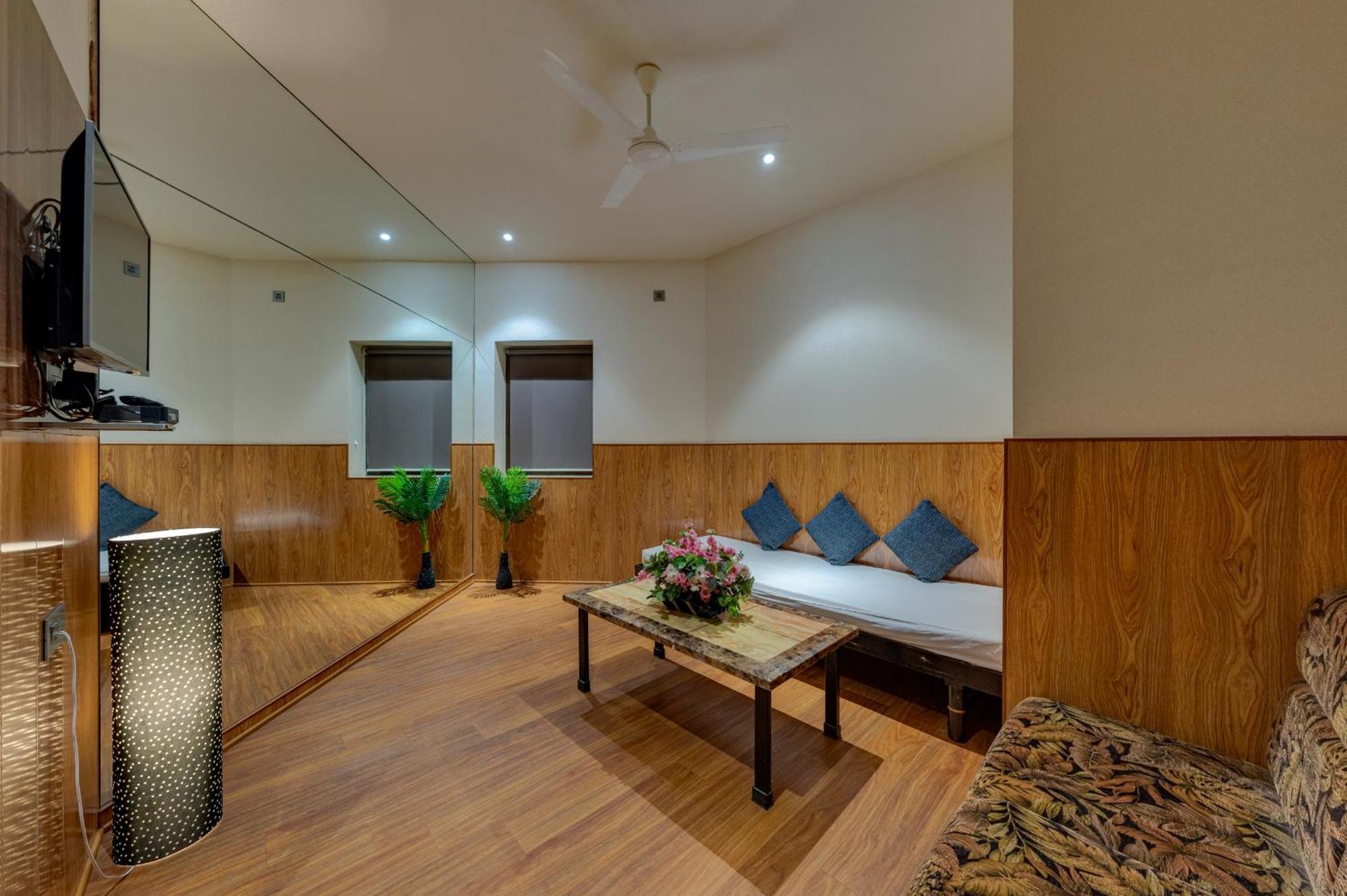 Hotel Surya Executive 3 Star Hotel Solapur Eksteriør billede
