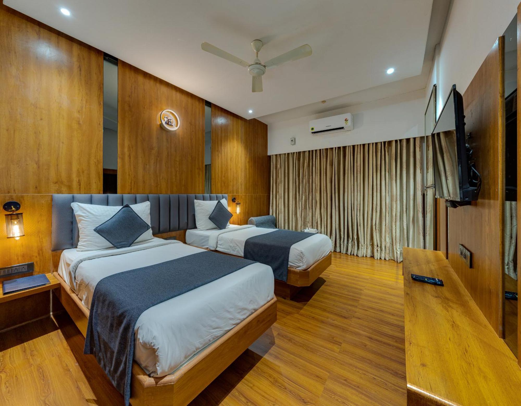 Hotel Surya Executive 3 Star Hotel Solapur Eksteriør billede