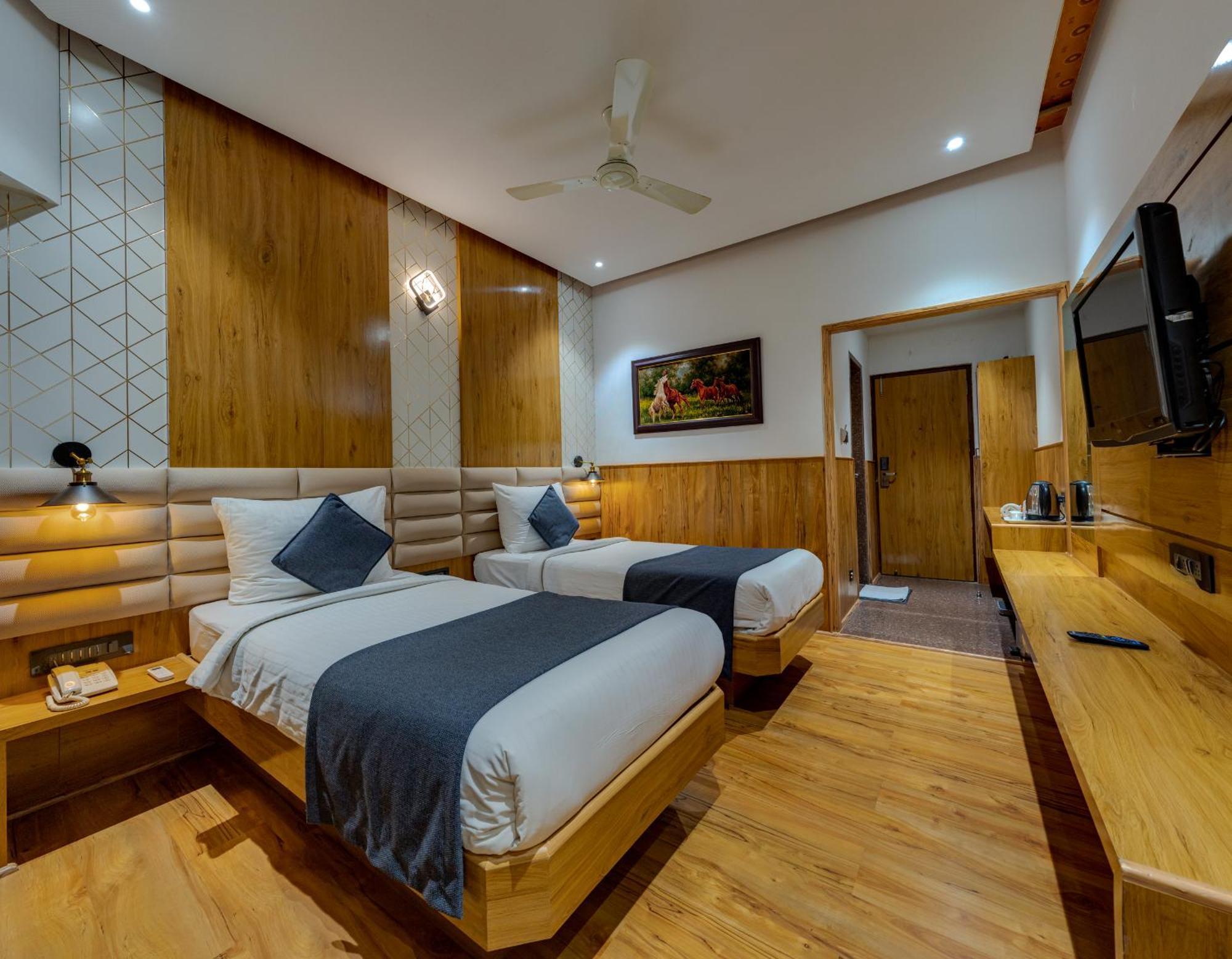 Hotel Surya Executive 3 Star Hotel Solapur Eksteriør billede