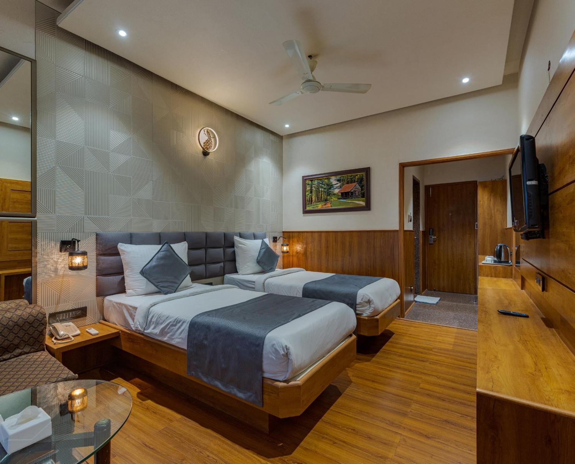 Hotel Surya Executive 3 Star Hotel Solapur Eksteriør billede
