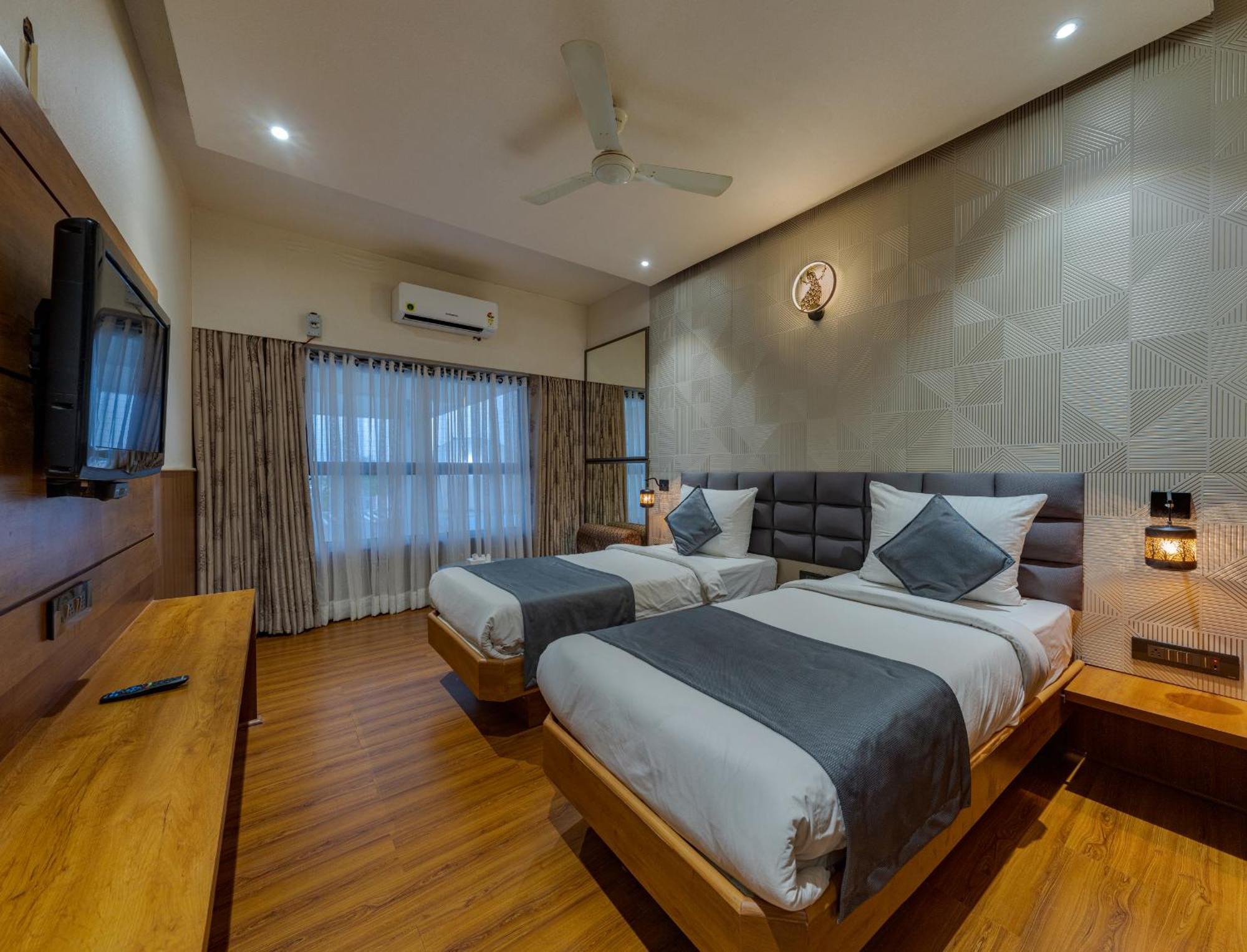 Hotel Surya Executive 3 Star Hotel Solapur Eksteriør billede