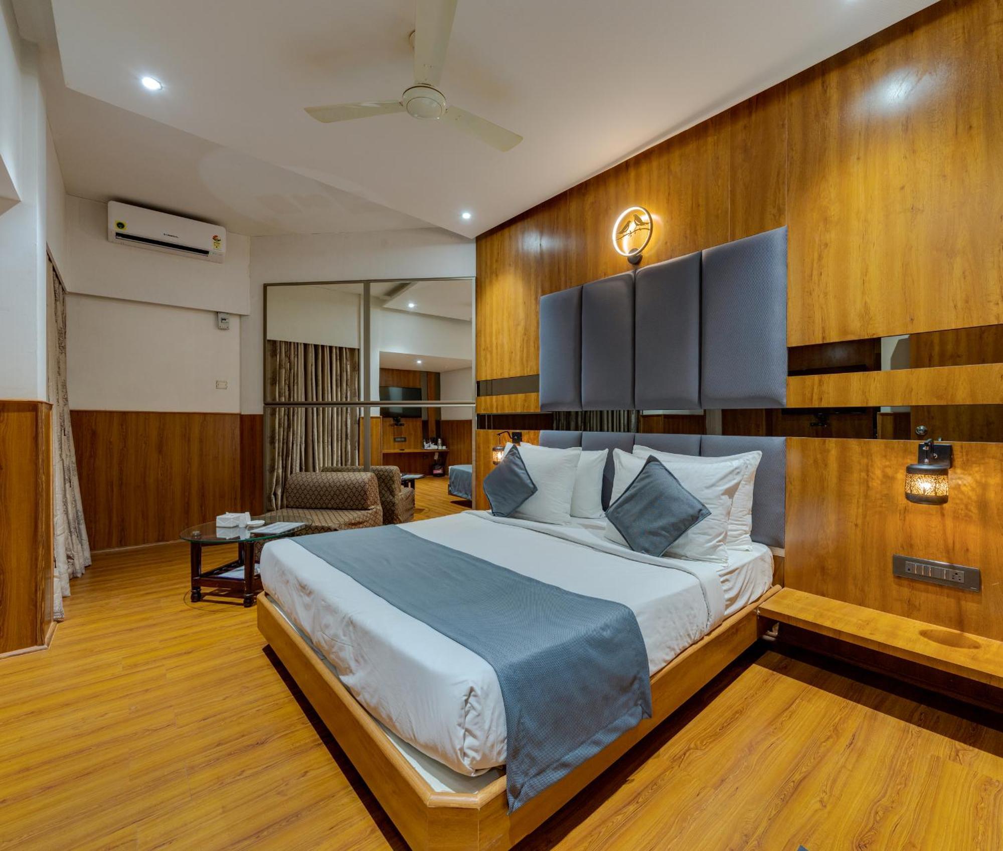 Hotel Surya Executive 3 Star Hotel Solapur Eksteriør billede