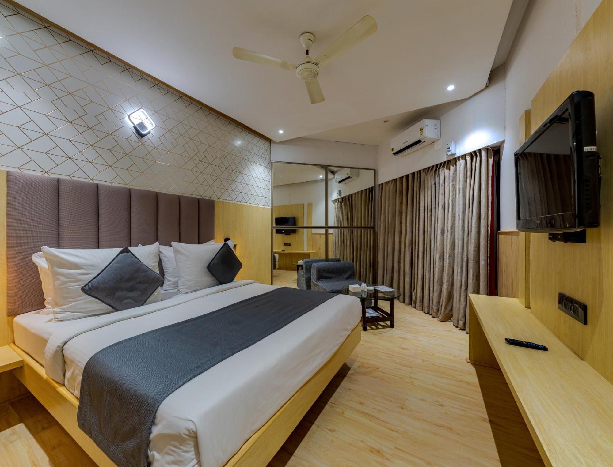 Hotel Surya Executive 3 Star Hotel Solapur Eksteriør billede